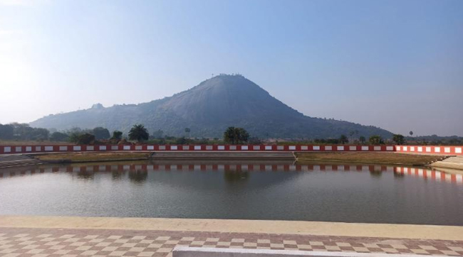 800 फीट ऊंचे पर्वत के चारों ओर है विशाल सर्प का चिह्न, कभी हुआ करते थे